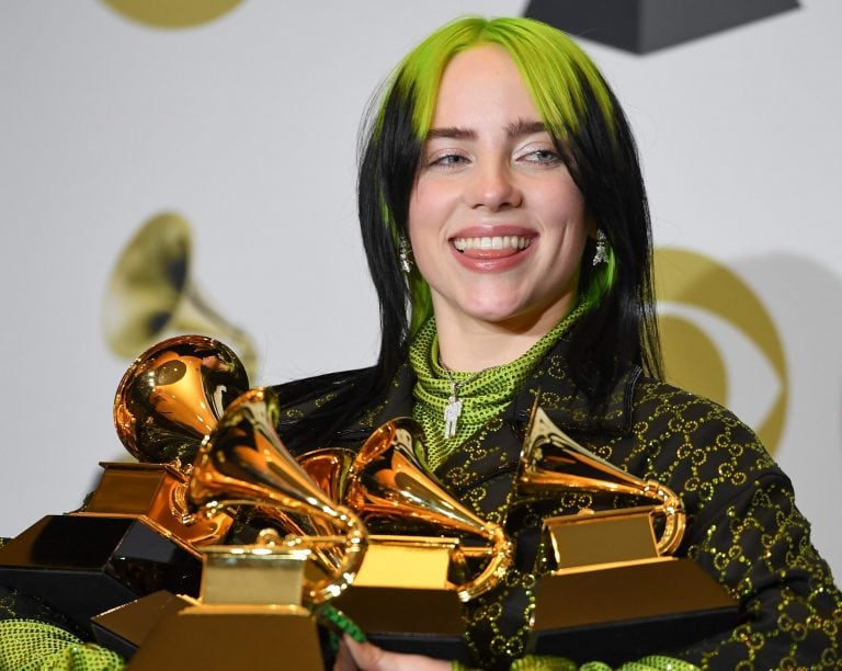 La joven cantante estadounidense Billie Eilish posa con su hermano Finneas O'Connel tras haber ganado cinco premios Grammy a mejor álbum pop, mejor nuevo artista, canción del año, disco del año, grabación del año y productor del año (Foto: AFP/ Robyn Beck)