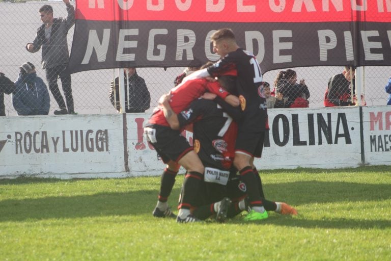 Se suma Sabatini, todo Sporting festeja el primer gol.