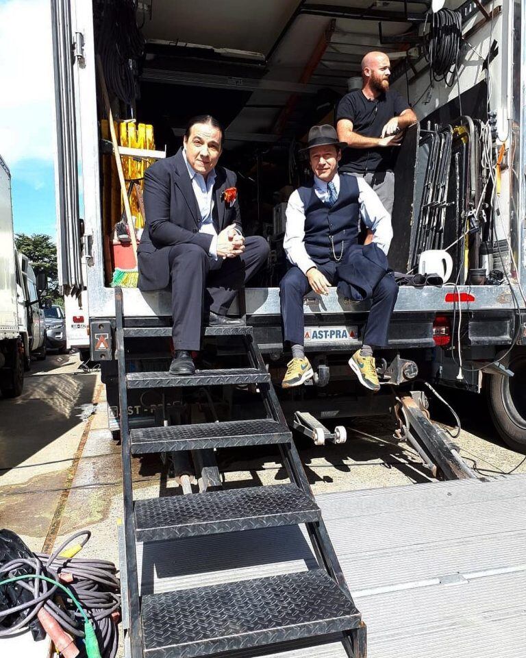 Fernán Mirás y Benjamín Vicuña en el detrás de escena de "Argentina, tierra de amor y venganza" (Foto: Instagram)