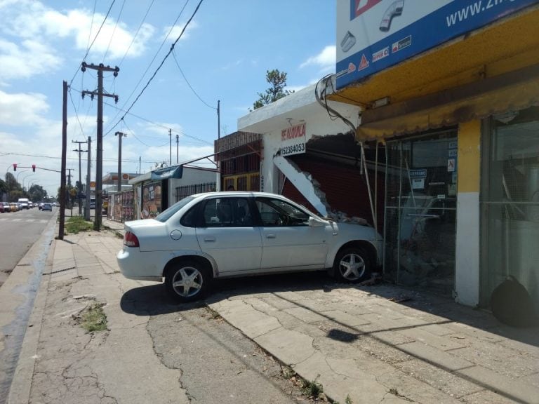 La conductora debió ser trasladada en el Hospital de Urgencias.