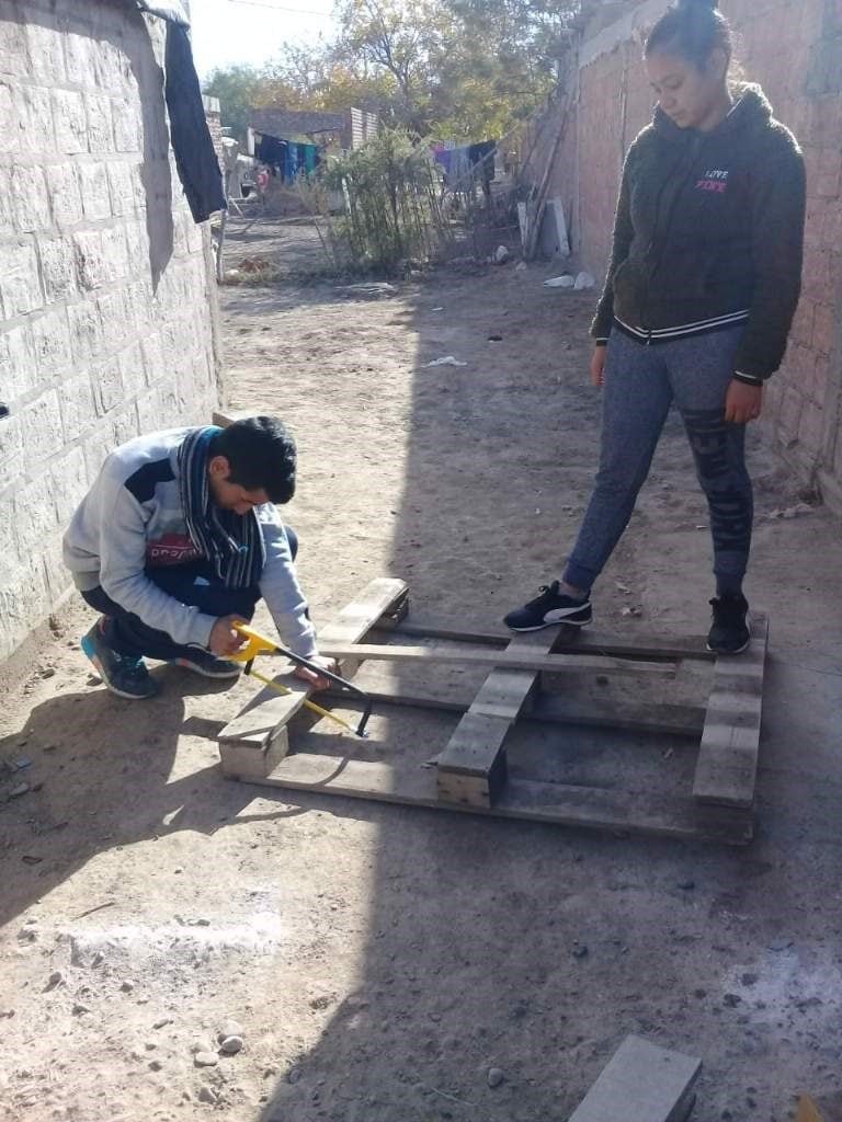 Martín en plena elaboración de las cuchas para perros.