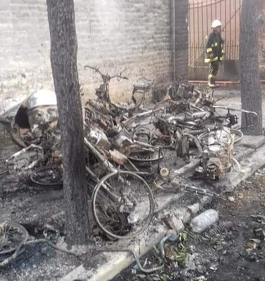 Las bicicletas y motocicletas de los trabajadores que quedaron calcinadas a metros del ingreso al sector siniestrado.