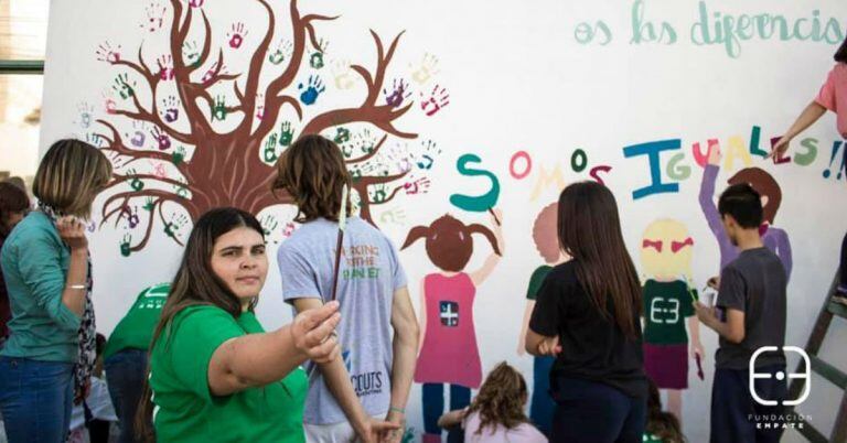 Fundación Empate y alumnos de cuarto año del Colegio Taborin realizaron un mural que abraza la inclusión.