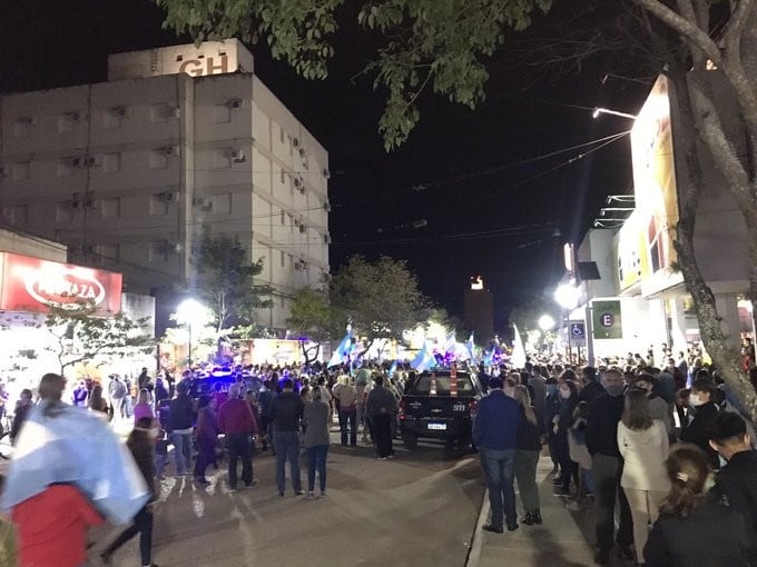 La protesta de vecinos de Reconquista llegó hasta la puerta del hotel donde estaba alojada la comitiva nacional que pretendía poner un pie en las oficinas de Vicentin. (Twitter)