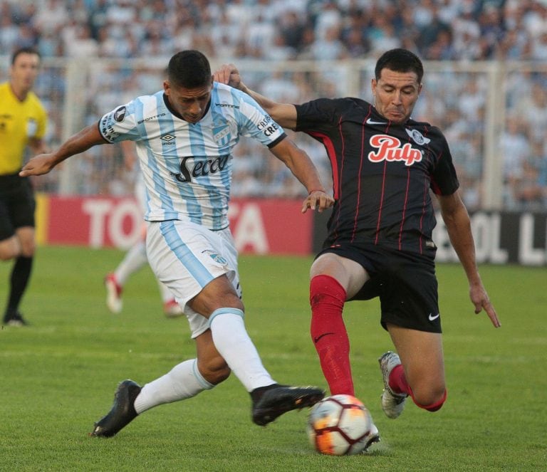 Rodrigo Aliendro (i) Atlético Tucumán disputa un balón con Jonathan Valiente (d) de Libertad hoy, martes 13 de marzo de 2018, durante un partido de la Copa Libertadores en el estadio Monumental José Fierro en Tucumán (Argentina). EFE/FABIÁN FONT