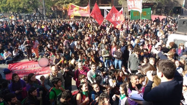 La protesta en defensa de la Universidad Pública se lleva a cabo en la ex Plaza Vélez Sársfield.