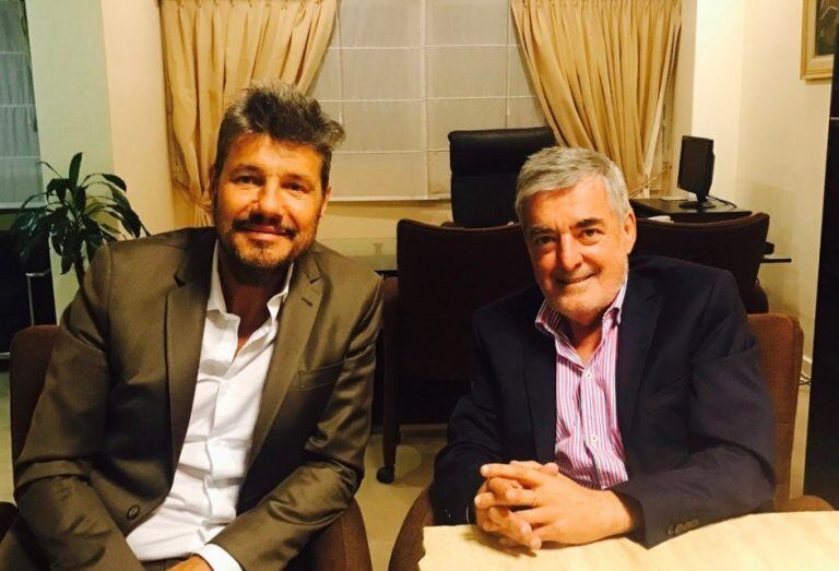 Tinelli junto a Das neves