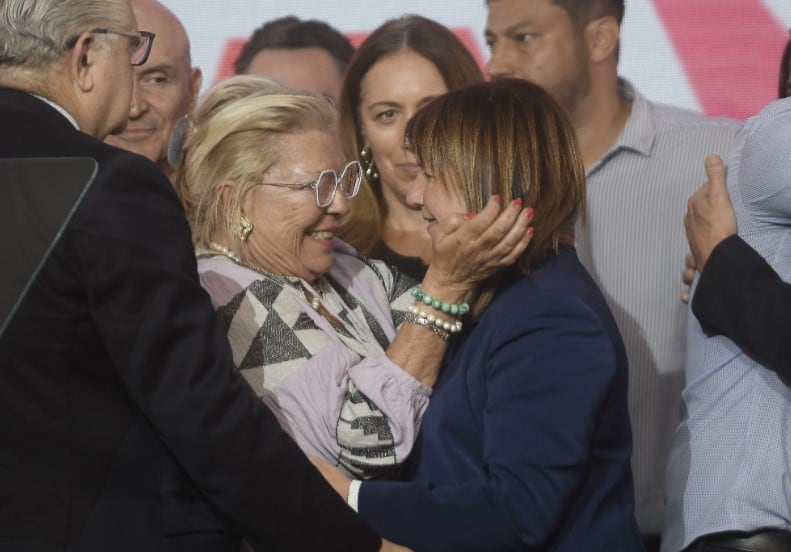 Elisa Carrió, fundadora de la Coalición Cívica, acompañó a Patricia Bullrich en el escenario de Parque Norte. Foto: Prensa CC