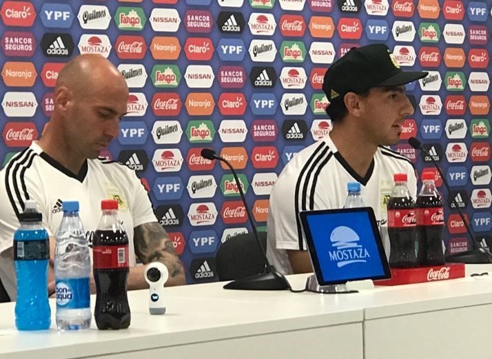 Willy Caballero y Nahuel Guzmán brindaron una conferencia de prensa y denunciaron a sus compañeros.