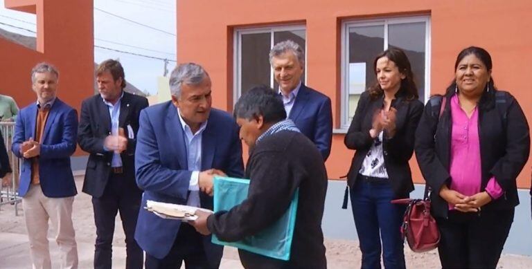 El gobernador Morales hace entrega de la documentación a uno de los vecinos de Volcán.