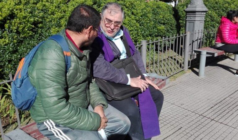 Curas de cinco parroquias de Río Cuarto confiesan a los fieles en plena Plaza Roca. (Foto gentileza Puntal.com)