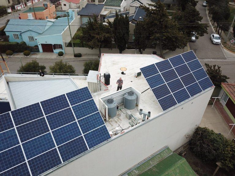 Una serie de paneles alimentará el edificio del IPAG en Comodoro Rivadavia.