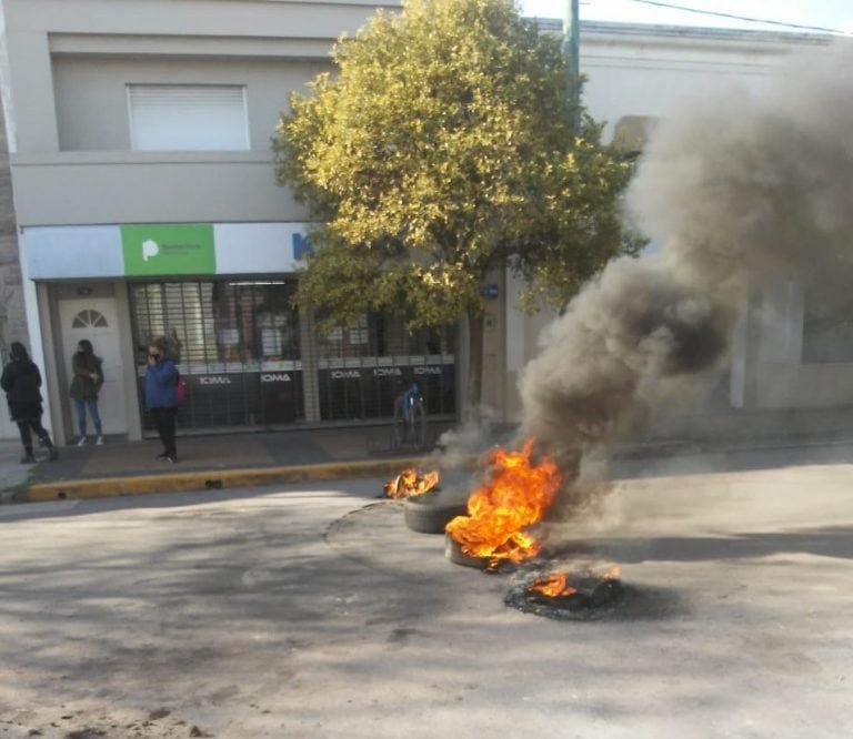 Protesta frente a IOma de familiares de Mateo Barraza