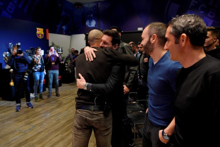 Lionel Messi se despide de Javier Mascherano, que continuará su carrera en el Hebei Fortune chino. / AFP PHOTO / LLUIS GENE