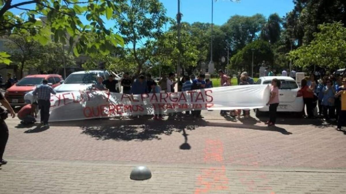 Los empleados despedidos de Eyelit y Alpargatas, aún negocian con el Gobierno de Catamarca
