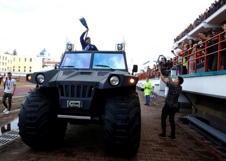 Diego Maradona llegó al estadio asomado en el techo de la camioneta. Foto: REUTER.