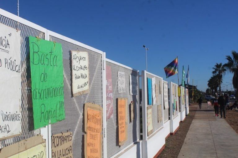 Un traductor wichí acampa hace 48 días frente al Hospital de Juan José Castelli (Web)