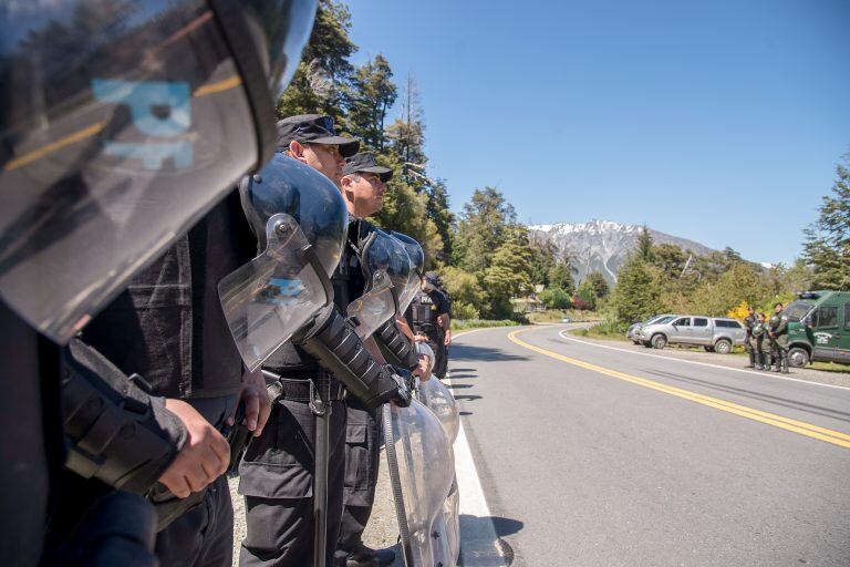 Fuerzas de seguridad custodian un predio tomado por la comunidad mapuche en Villa Mascardi en Río Negro, Argentina (DPA)