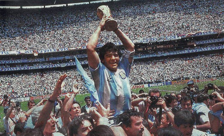 El Azteca y el mundo a sus pies. Diego Maradona y su primera, y única, Copa del Mundo. El hincha que lo carga en hombros sobornó con 17 dolares a un control mexicano para que lo dejara ingresar al campo. Y entró en la historia.