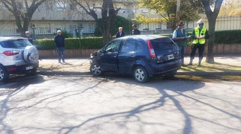 Un Fiesta que estaba estacionado también recibió un impacto (La Arena)