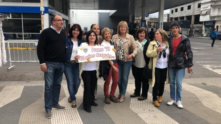 Emocionados, los egresados de la "Promo 79" en la Plaza San Martín (Foto: Graciela Sabattini)