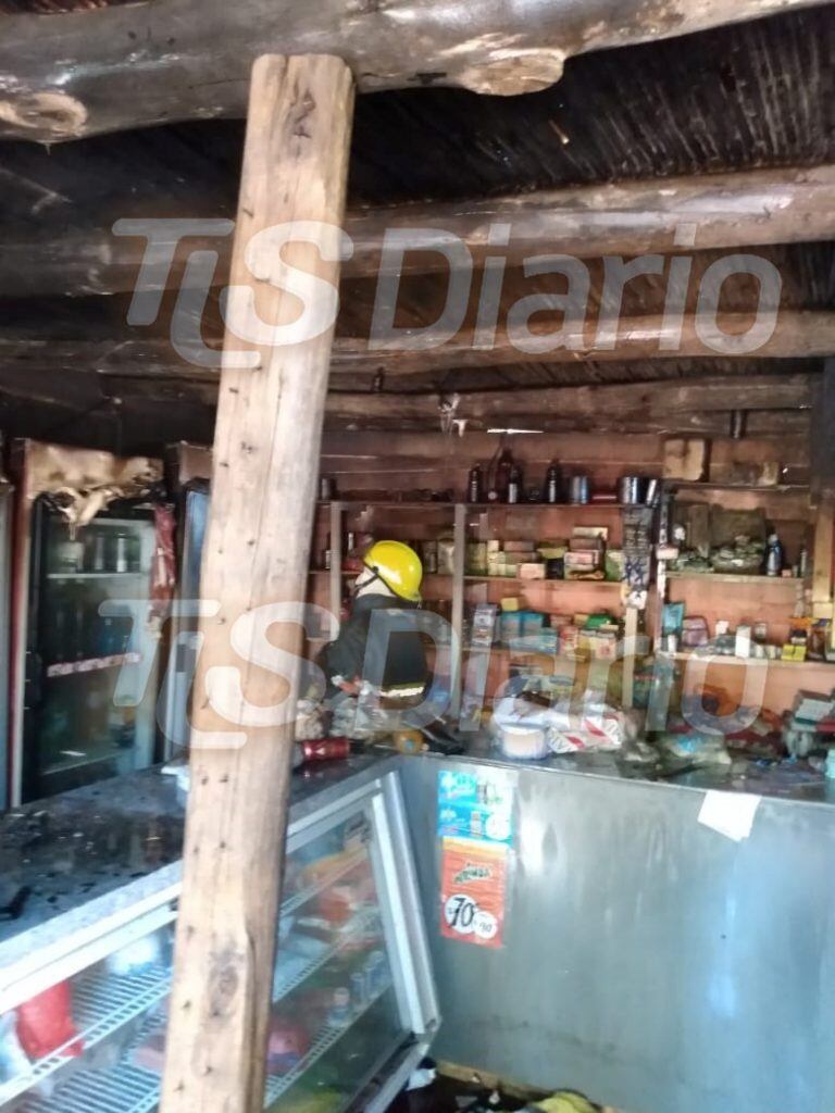 Así quedó el almacén tras el voraz incendio.