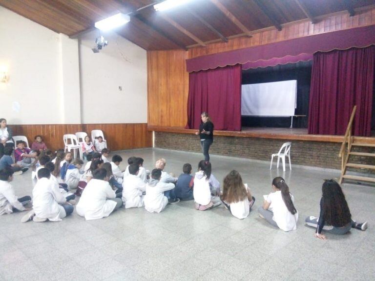 Charla sobre cuidado del Medio Ambiente con alumnos de la Escuela 3 (prensa)