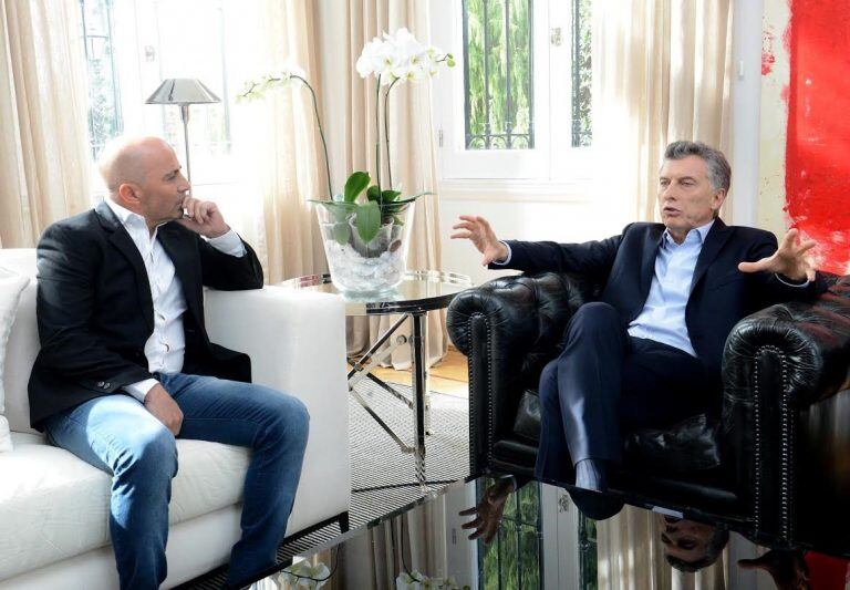 BUENOS AIRES (ARGENTINA), 16/06/2017. Fotografía cedida por la Presidencia de Argentina del presidente argentino, Mauricio Macri, reunido con el seleccionador Jorge Sampaoli hoy, viernes 16 de junio de 2017, en la residencia presidencial de Buenos Aires (Argentina). A la cita también asistieron el presidente de la Asociación del Fútbol Argentino (AFA),  y el vicepresidente primero de la AFA y presidente de Boca Juniors EFE/Presidencia de Argentina/SOLO USO EDITORIAL buenos aires mauricio macri jorge sampaoli visita del director tecnico de la seleccion argentina reunion del presidente con el entrenador encuentro en la quinta de olivos