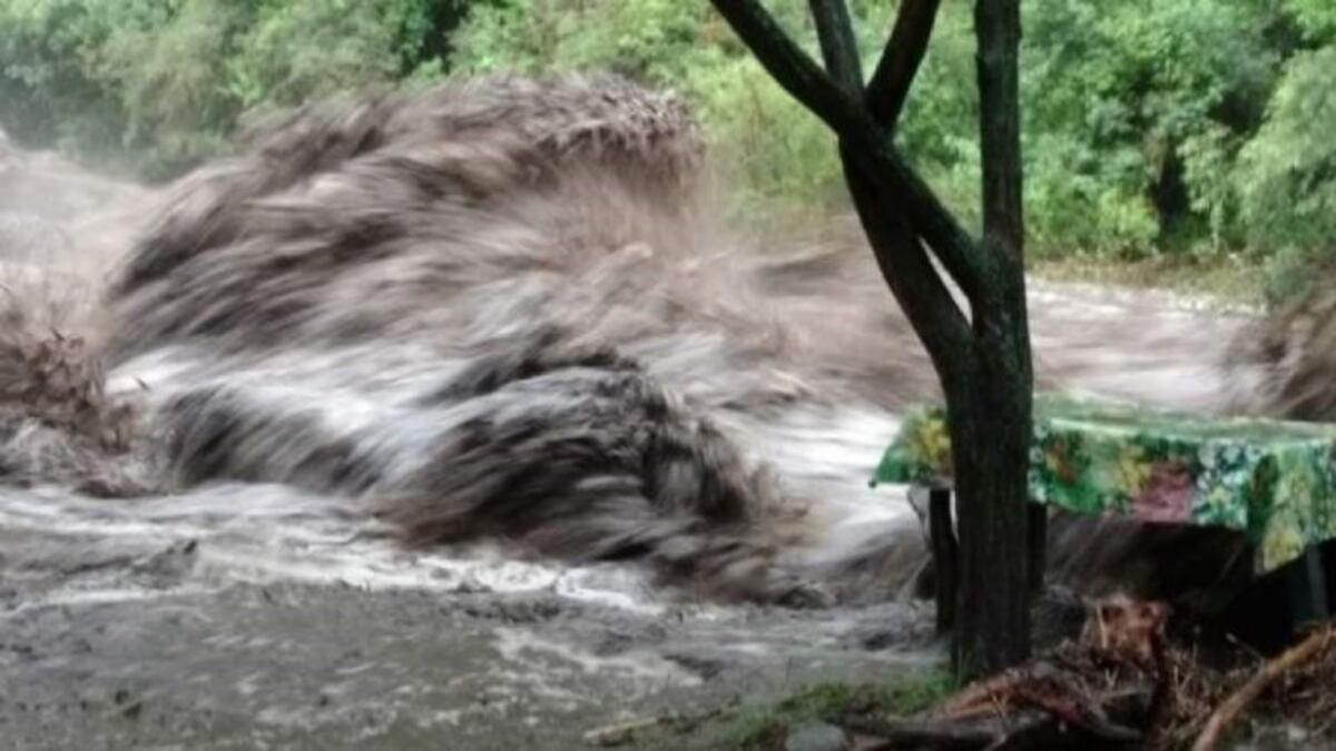 Por las fuertes lluvias creció de manera impresionante el Río El Tala