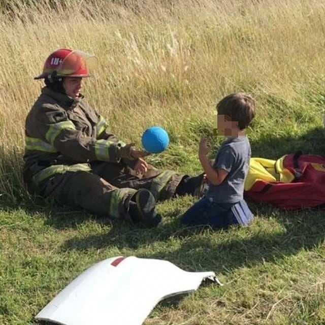 Accidente en Madariaga, bomberos juegan con niño (Foto:Instagram/@bomberosmadariaga)