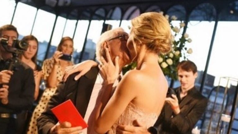 El beso entre Eduardo Constantini y Elina Fernández en su boda.