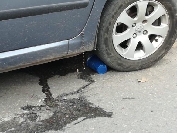 Auto chocó contra una columna de alumbrado público. (Rosario3)