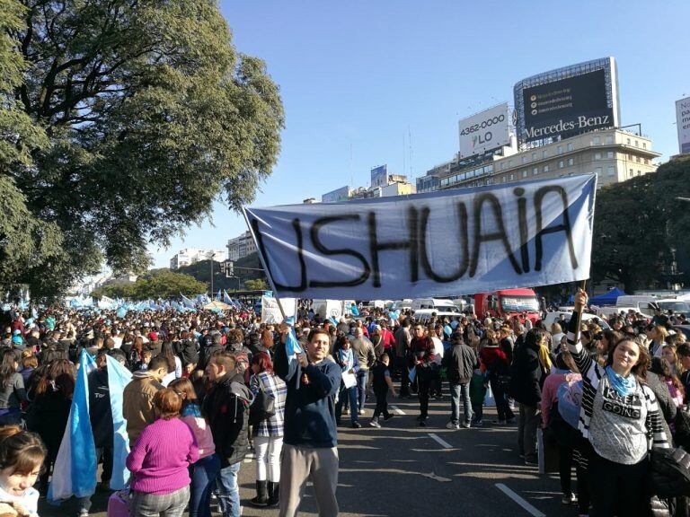 Fueguinos siendo parte de la marcha en el obelisco