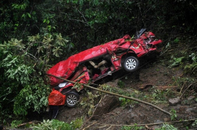 Varios autos quedaron sepultados por la tierra. (REUTERS)