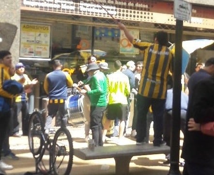 Hinchas de Central se concentraron en el hotel porteño.