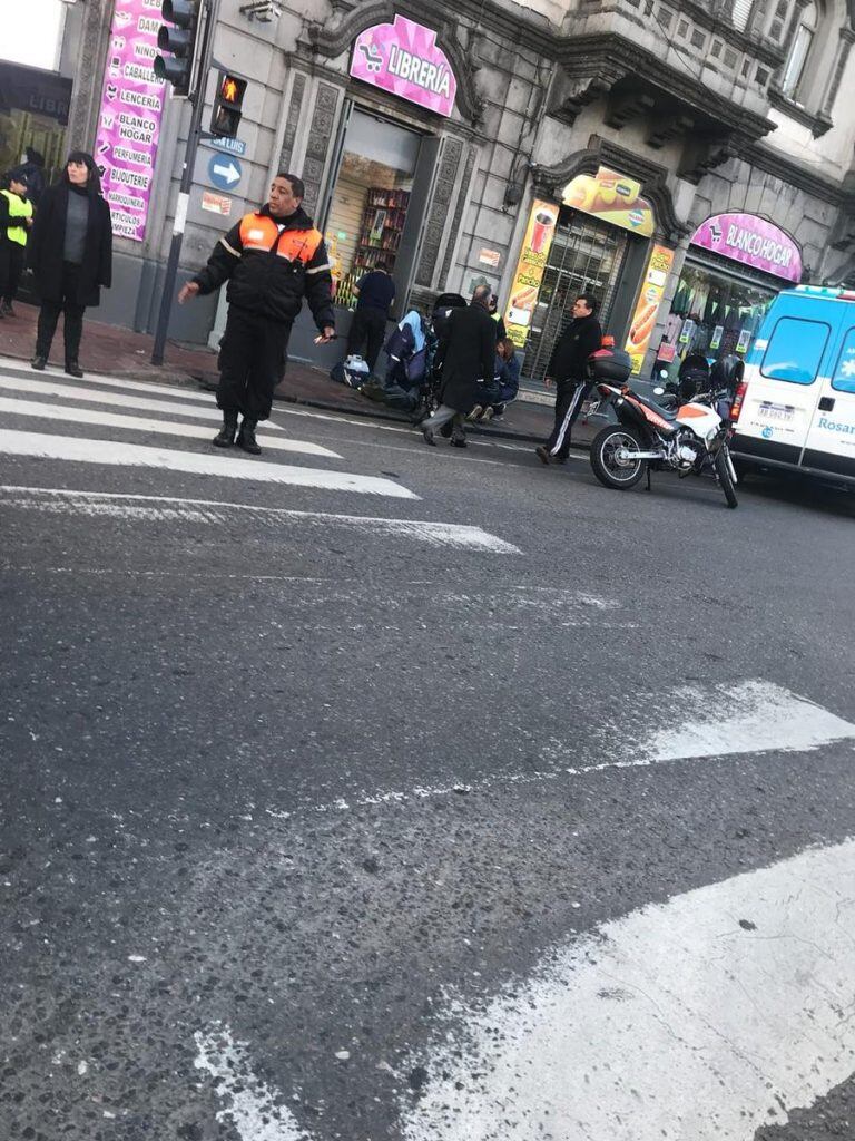 El taxista se descompensó y chocó frente a la Plaza Sarmiento. (@emergenciasar)