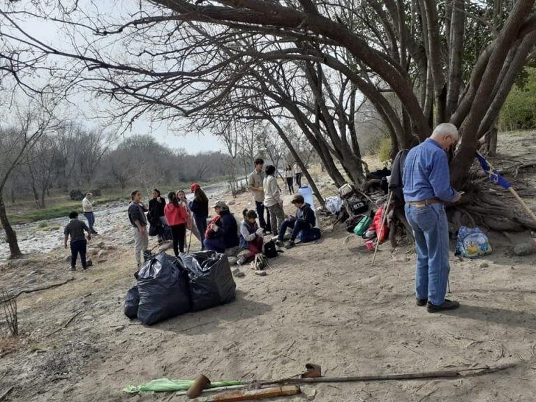 La Juventud de Scout Paravachasca retiró basura de la costa del río Anisacate. (Foto de Facebook: Scout Paravachasca)