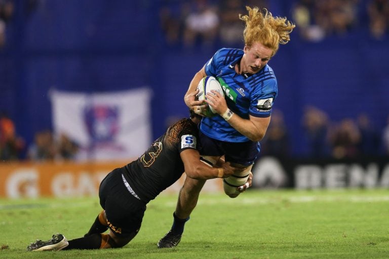 El jugador de Jaguares, Santiago Medrano, disputa la bola con Tom Robinson, de Blues, durante un partido de Super Rugby disputado, este sábado, en el estadio Vélez Sarfield, en Buenos Aires, Argentina. (Foto: EFE/ Juan Ignacio Roncoroni)