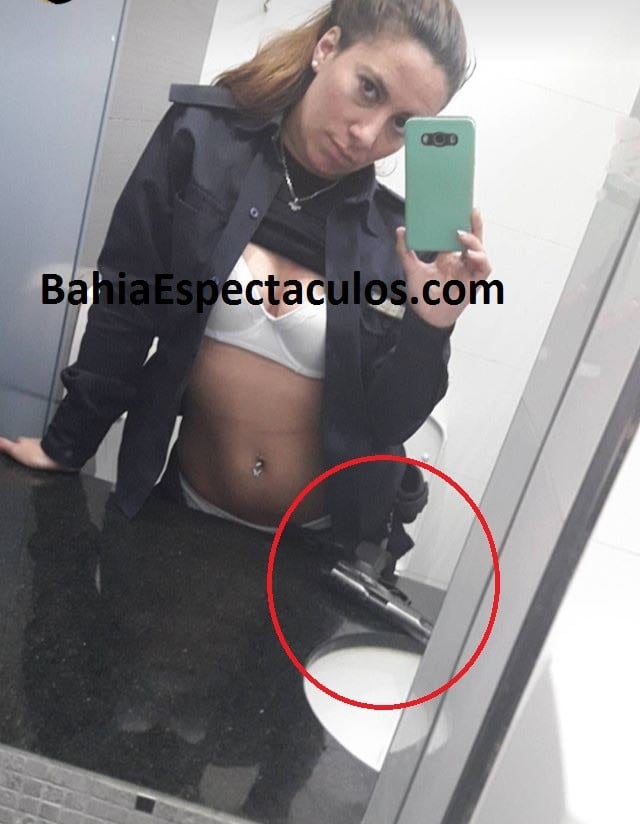 Florencia, una mujer policía de Bahía Blanca, está en boca de todos por la filtración de sus fotos hot para promocionar juguetes sexuales.