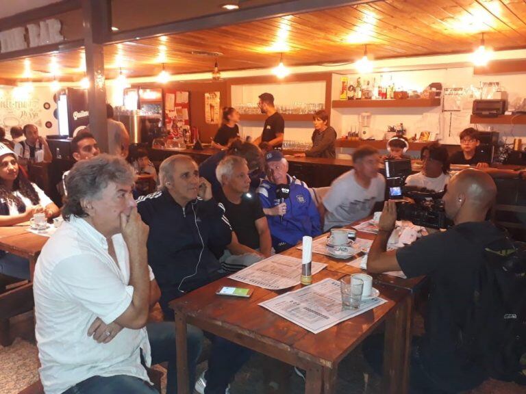 Hinchas de Talleres mirando el partido en barrio Jardín contra San Pablo.