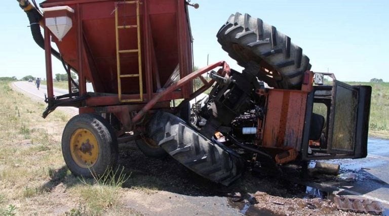 El tractor volcó sobre su lateral derecho (Infopico)