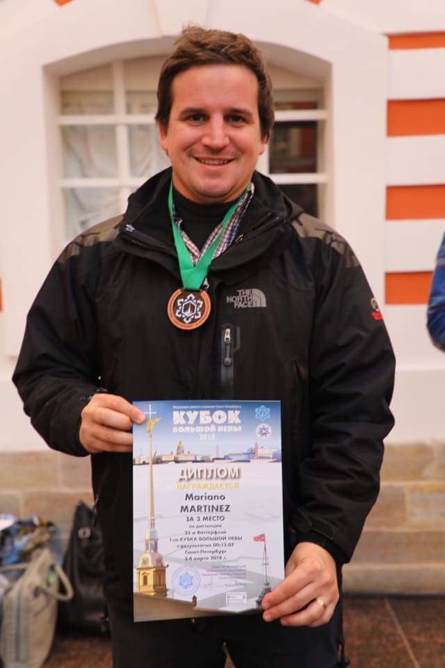 El nadador que representa deportivamente a Jujuy, con una de las medallas obtenidas y el diploma que acredita su brillante performance en la Copa del Mundo, en Rusia.