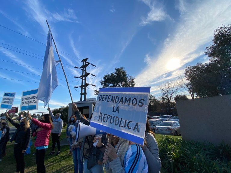 Marcha por la republica en la puerta del country Ayres del pilar (Foto: Clarín)