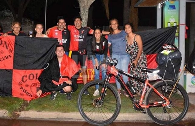 Hincha sabalero viaja en bicicleta a Asunción para ver a Colón. (Uno Santa Fe)