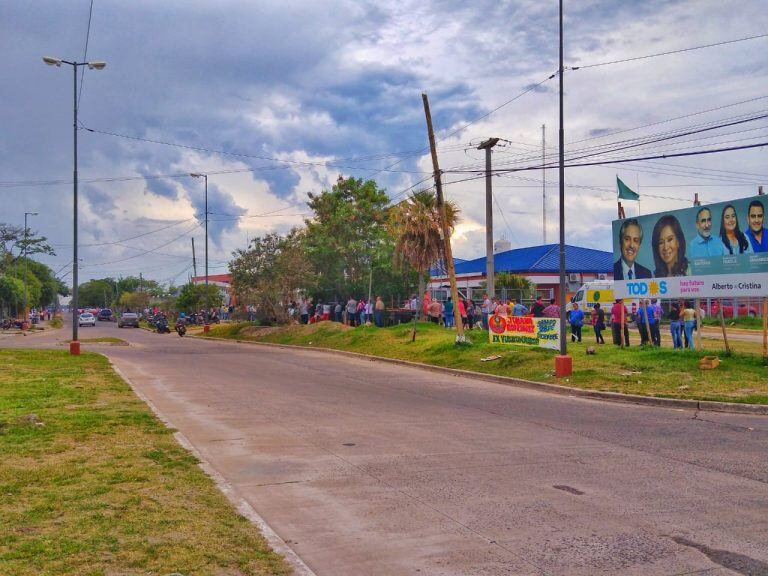 A cinco cuadras del Banco Formosa finalizaba la fila de personas que pretendía ingresar