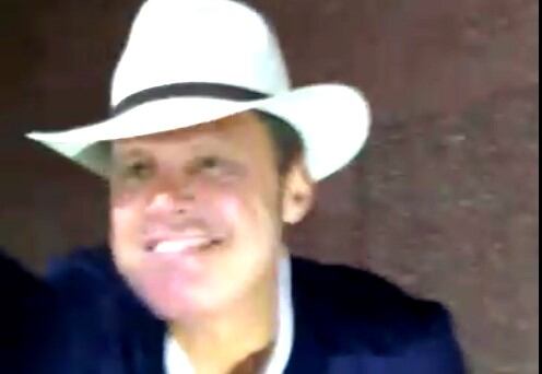 Luis Miguel saluda a sus fans en el hotel Sheraton.