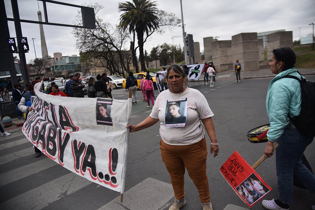 La familia de Gabriela Pérez marcha hasta el Soelsac en reclamo de justicia. (Pedro Castillo / La Voz)