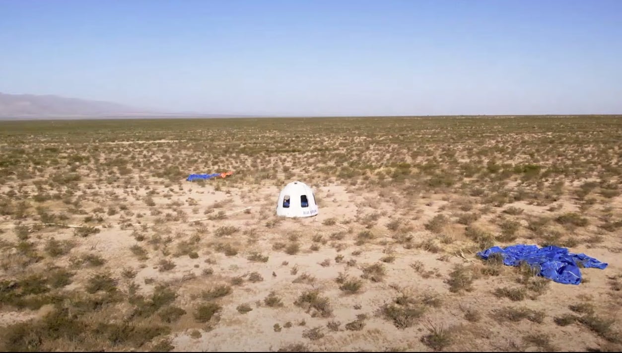 Vuelta exitosa a tierra del cohete, con William Shatner a bordo