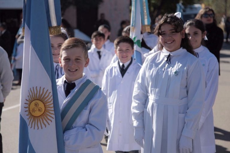 Felices los niños de la escuela de la localidad en el homenaje.