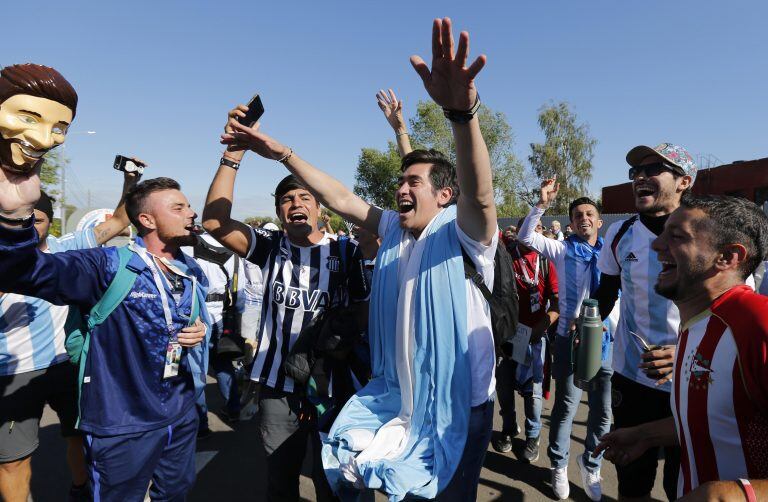 Fans en Bronnitsy. Foto: EFE/EPA/YURI KOCHETKOV.